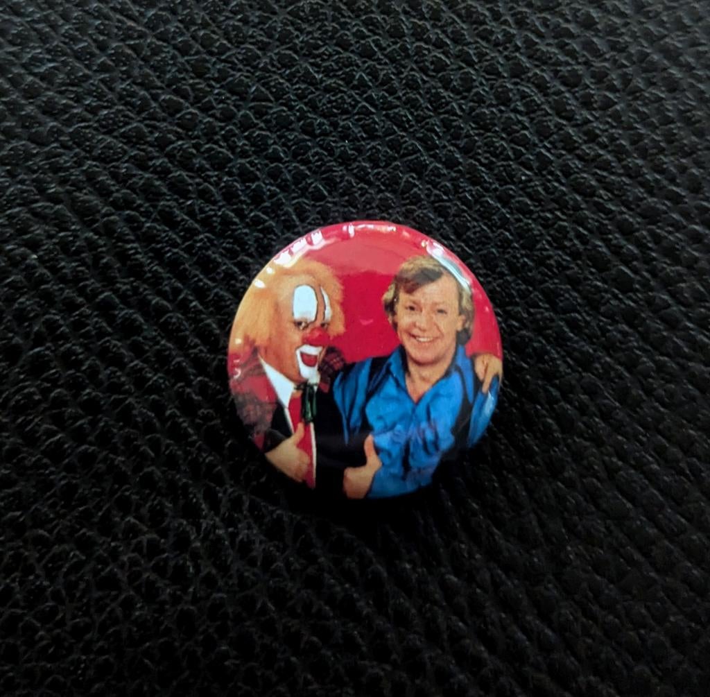 Bassie en Adriaan Button / Pin - 25mm, Verzamelen, Ophalen of Verzenden, Nieuw, Figuurtje, Button