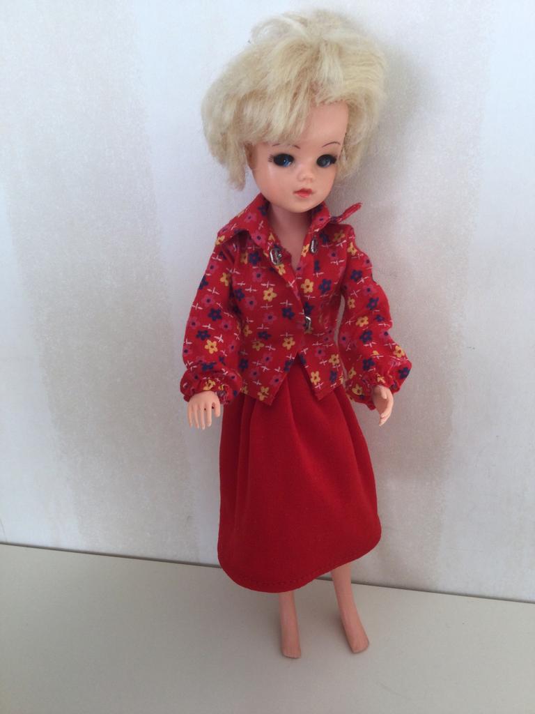 Vintage setje blouse en rok voor Sindy Barbie, Verzamelen, Poppen, Ophalen of Verzenden, Zo goed als nieuw, Kleertjes