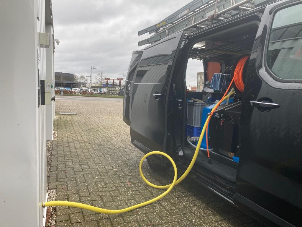 Osmosewater & Demiwater  tappunt  Duiven, Schoonmaken bedrijfsruimte