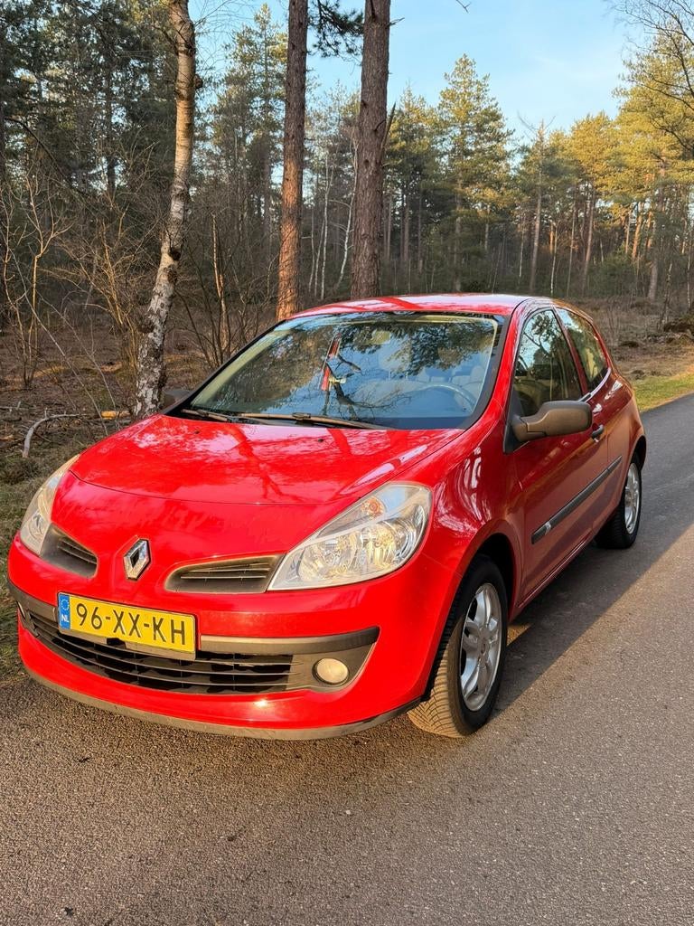 Renault Clio 1.2 16V 75 pk 3D 2007 Rood, Auto's, Renault, 74 pk, 49 €/maand, Origineel Nederlands, Particulier