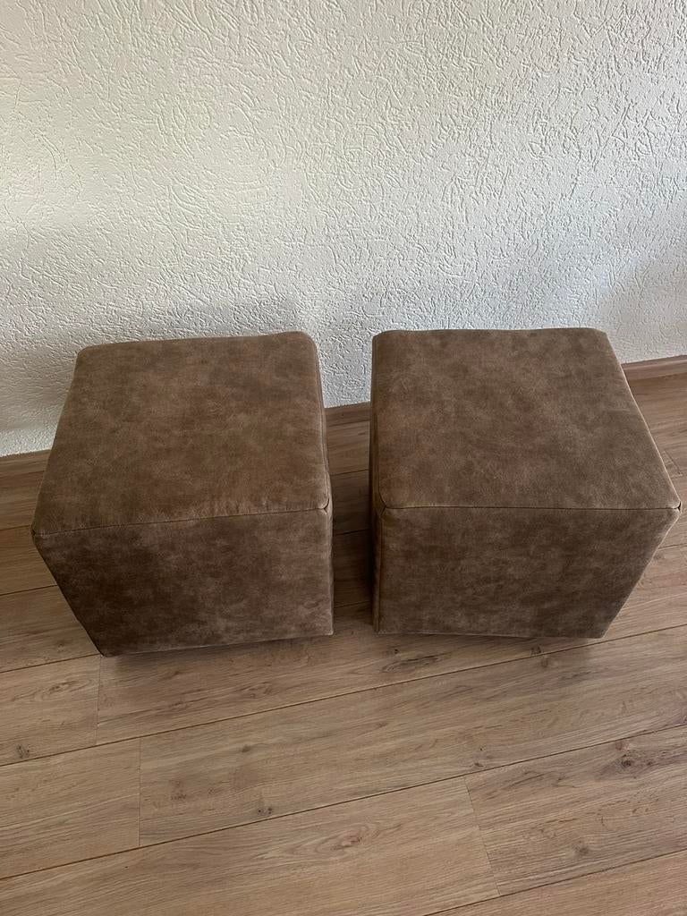 Twee hockers op wielen om ze makkelijk te verplaatsen …, Ophalen, Zo goed als nieuw