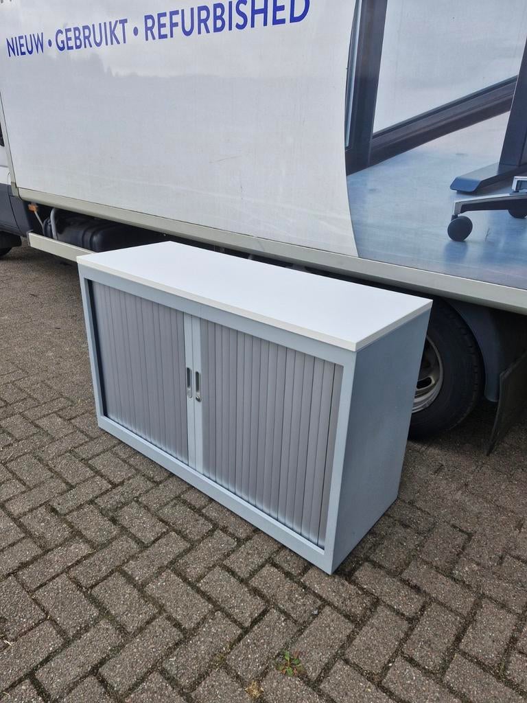 Roldeurkast laag aluminium grijs met wit topblad ( 2 beschik, 100 tot 150 cm, Meerdere deuren, Ophalen of Verzenden, Zo goed als nieuw