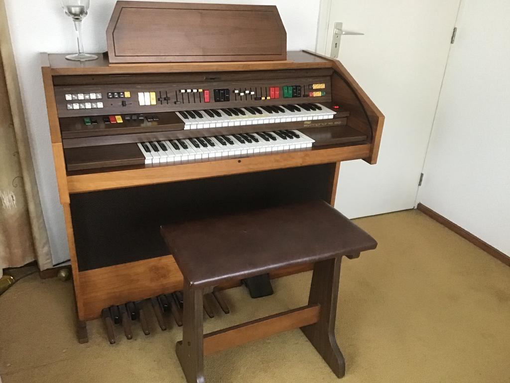 Hohner Symphonie 82 Huisorgel - Inclusief Bankje, Ophalen, Zo goed als nieuw, 2 klavieren, Orgel