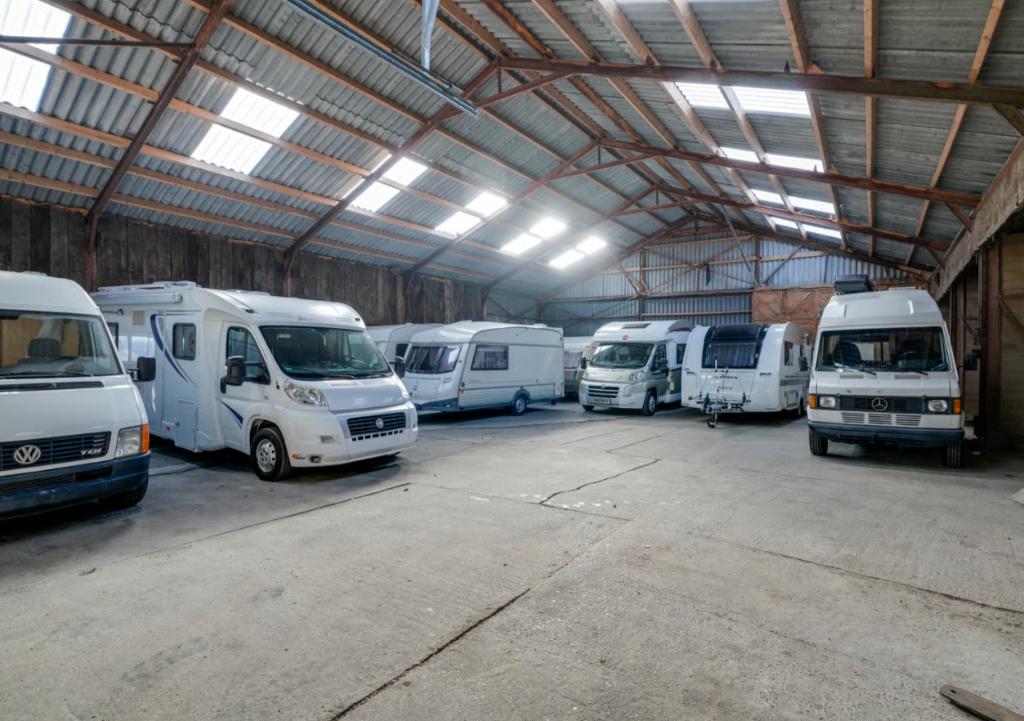Stalling voor boot of caravan, beperkt beschikbaar