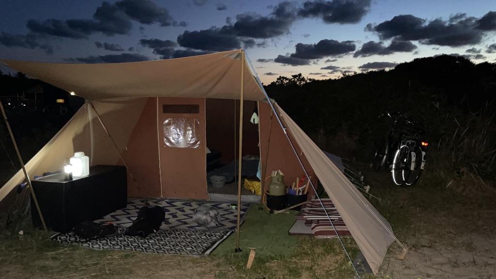Tent te huur op Vlieland, Aan zee