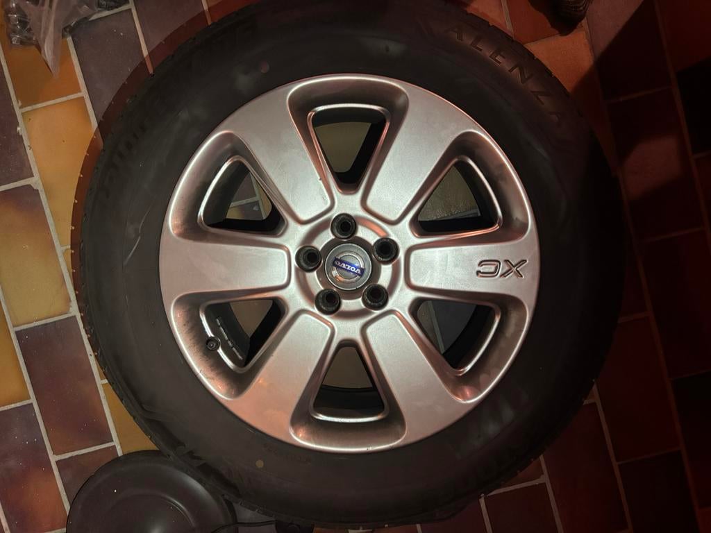 Volvo velgen 18 inch met goede banden, Auto-onderdelen, Banden en Velgen, Ophalen, 18 inch, 235 mm, Zomerbanden