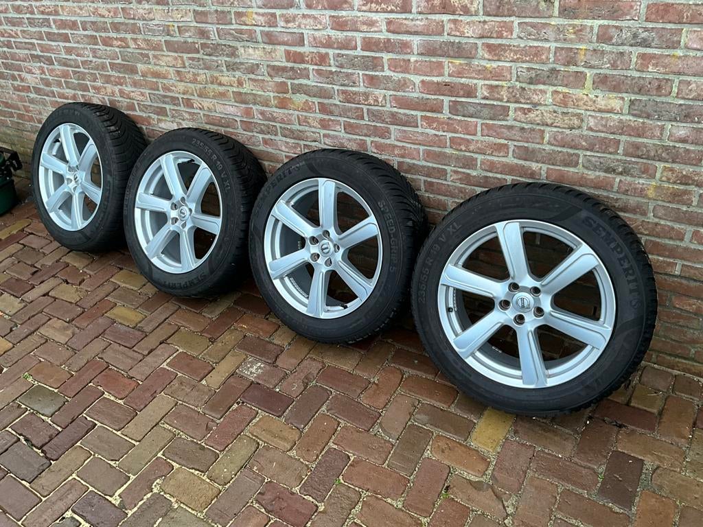 Winterbanden Volvo XC 90  2003 -2014, Banden en Velgen, Nieuw, Winterbanden, 235 mm