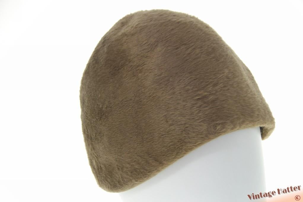 Antieke eivormige cocktailhoed cloche beigebruin haarvilt 59, Ophalen of Verzenden, Gedragen, 58 cm (L, 7¼ inch) of meer, Hoed
