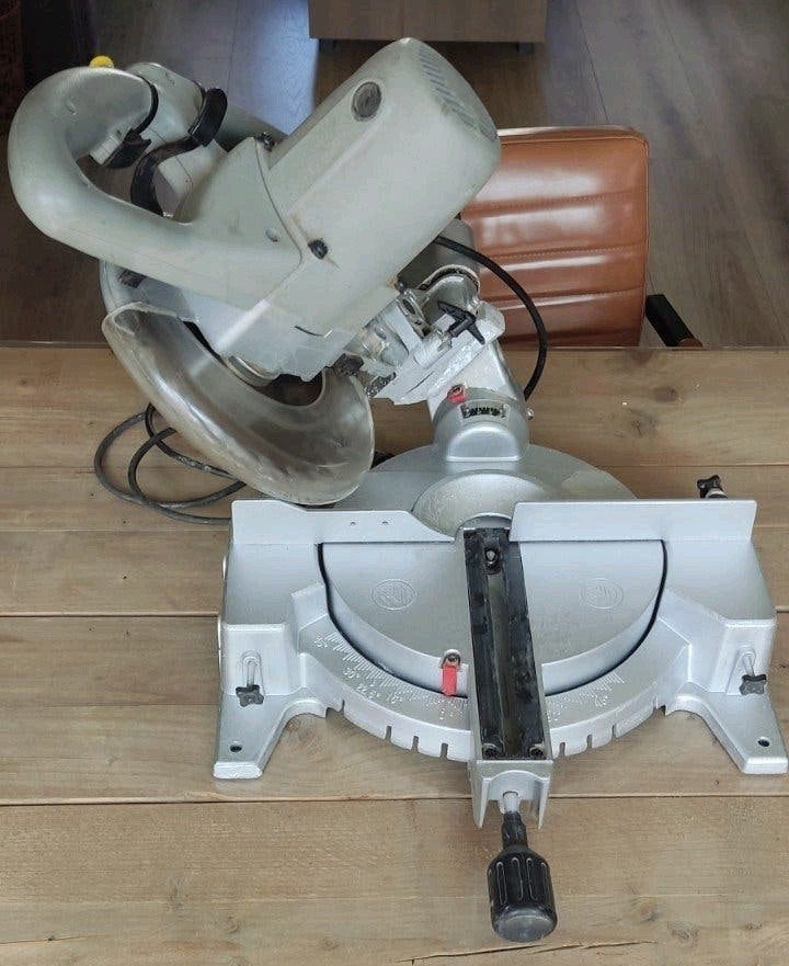 Kinzo 45P3200 Afkort- en Verstekzaag 1600W 210mm, Doe-het-zelf en Verbouw, Ophalen, Gebruikt, Kinzo, Afkortzaag