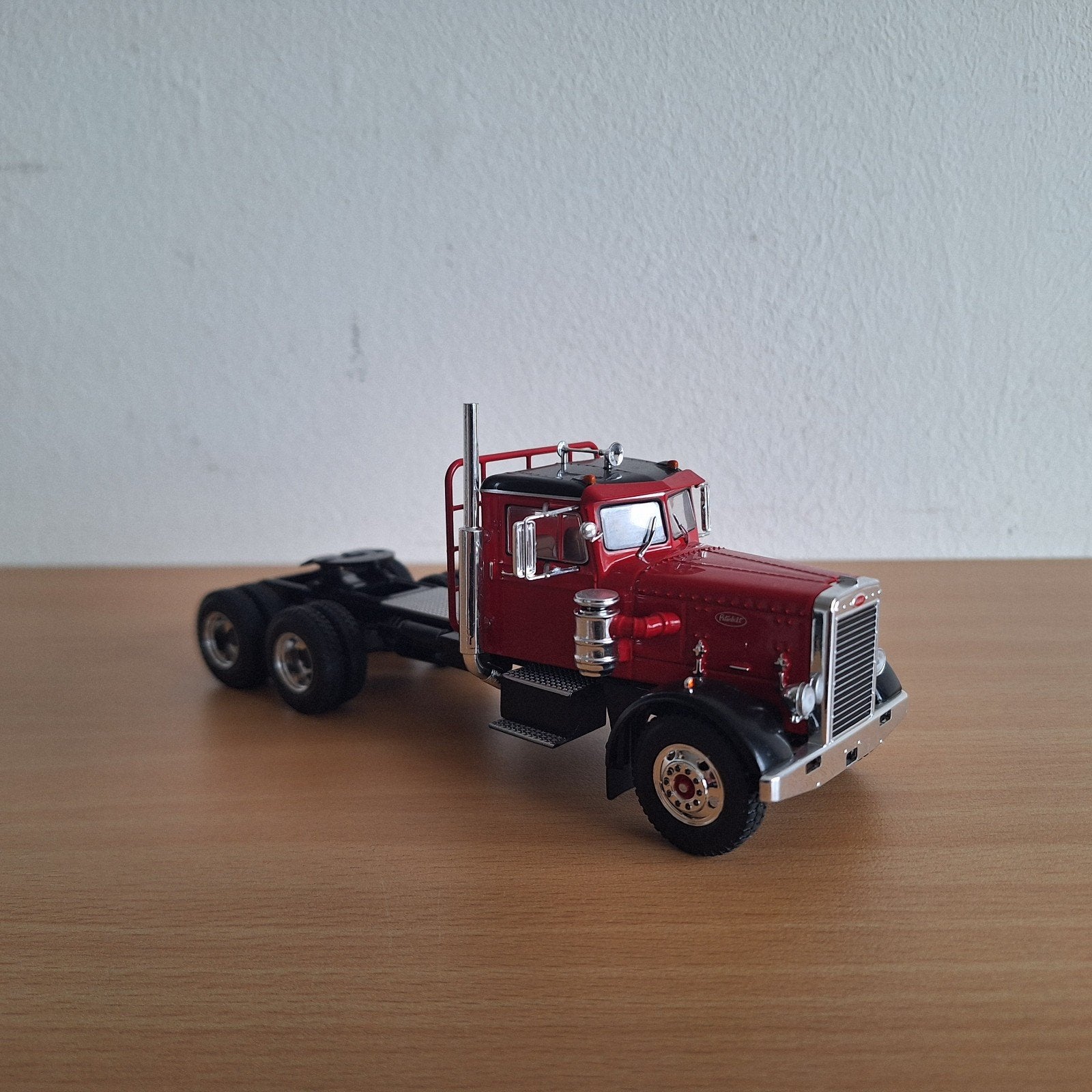 Te koop Ixo 1:43 Peterbilt logging truck, Hobby en Vrije tijd, Modelauto's | 1:43, Ophalen of Verzenden, Nieuw, Bus of Vrachtwagen
