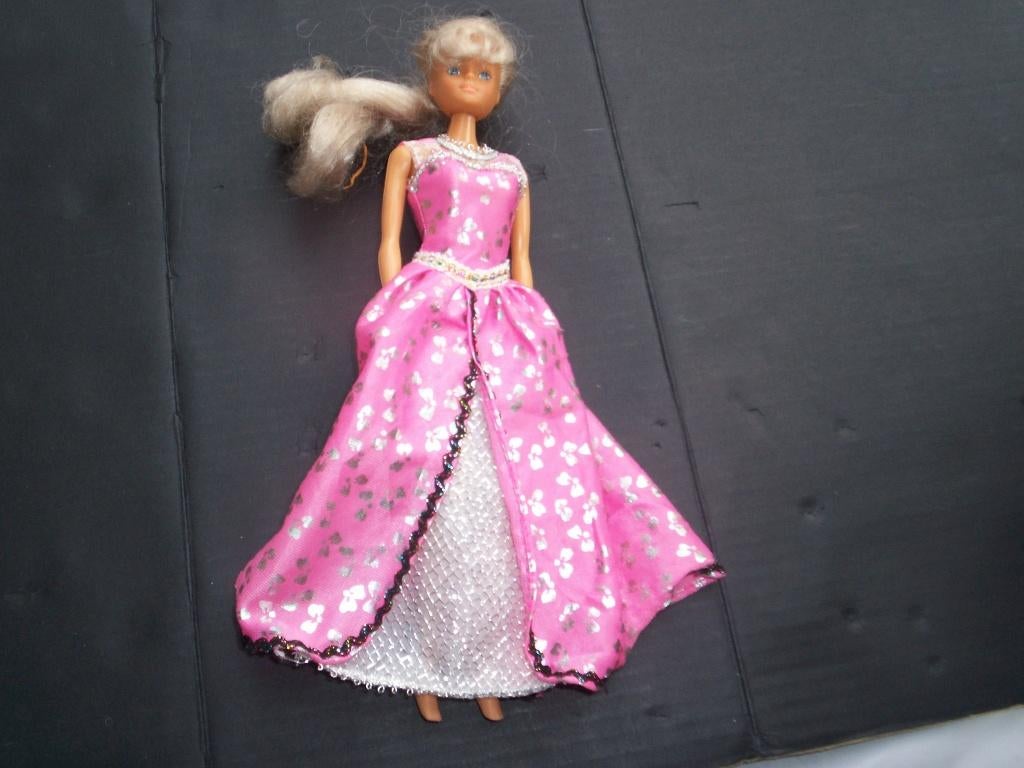 Niet-originele BARBIE-pop Barbie uitgaansjurk -voeten BLOOT!, Ophalen of Verzenden, Gebruikt, Overige typen