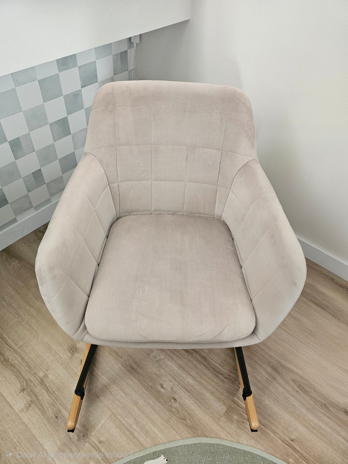 Compacte beige schommelstoel voor baby/kinderkamer, Ophalen, Zo goed als nieuw, Stoel
