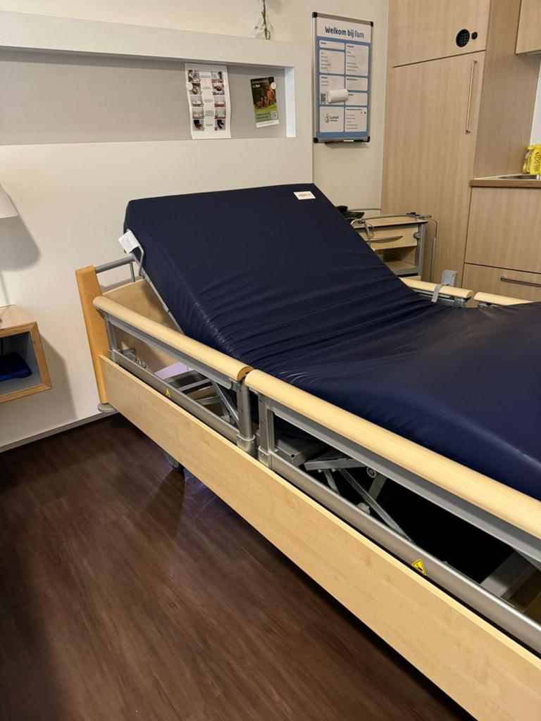 2 hoog laag verpleeg  bedden elektrisch verstelbaar, Ophalen, Gebruikt