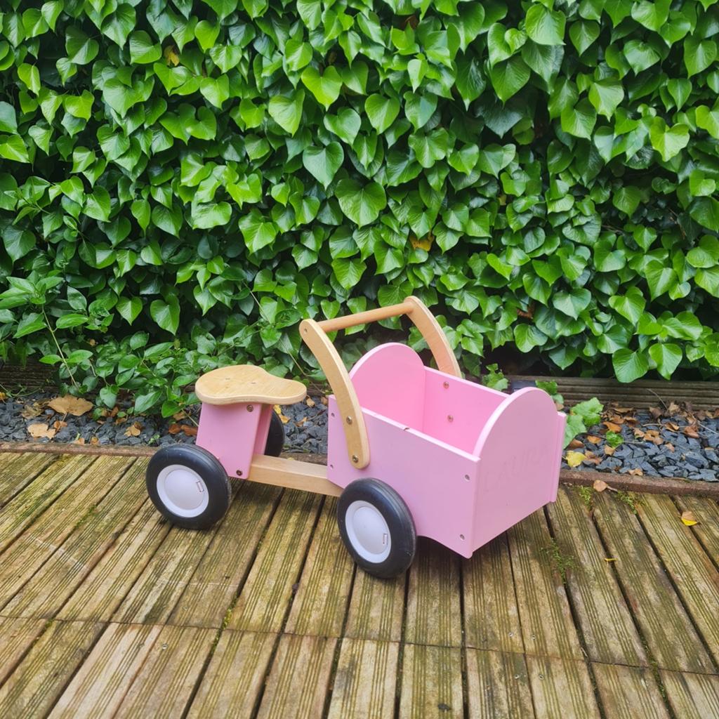 Roze houten loopfiets met bakje - bakfiets, Kinderen en Baby's, Speelgoed | Houten speelgoed, Gebruikt, Rij- of Hobbelspeelgoed