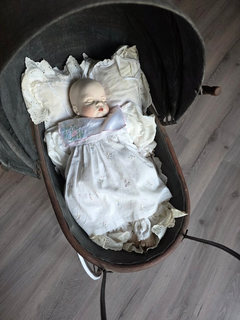oude kinderwagen inclusief porseleinen baby pop, Ophalen, Zo goed als nieuw, Pop