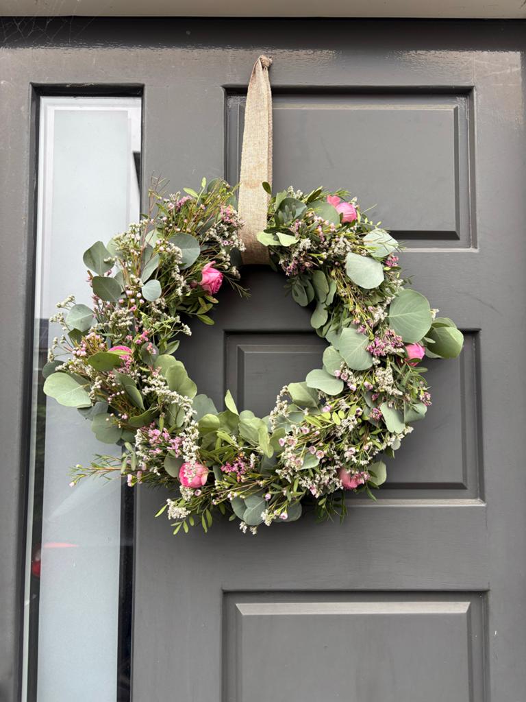 Handgemaakte krans met eucalyptus en bloemen (ca. 40 cm), Ophalen of Verzenden, Nieuw