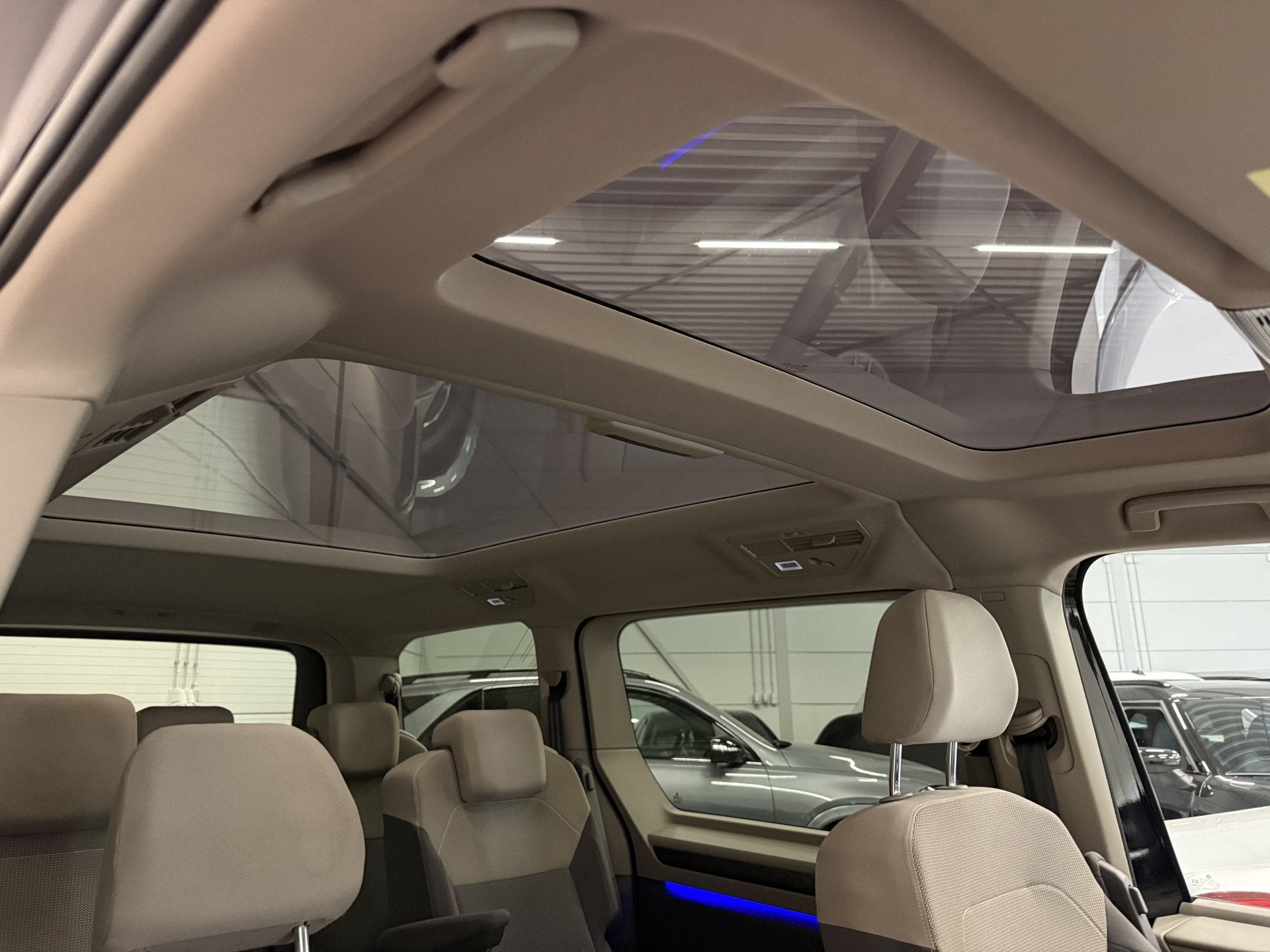 Volkswagen Multivan 1.4 eHybrid L2 Energetic 7p. PANO/SOH 94, Dealer onderhouden, Stof, Gebruikt, Zwart