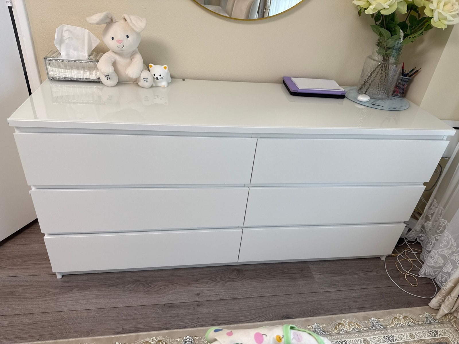 IKEA ladekast met glazen bovenkant - Wit, Huis en Inrichting, Kasten | Ladekasten, Zo goed als nieuw, Minder dan 100 cm, 100 tot 150 cm