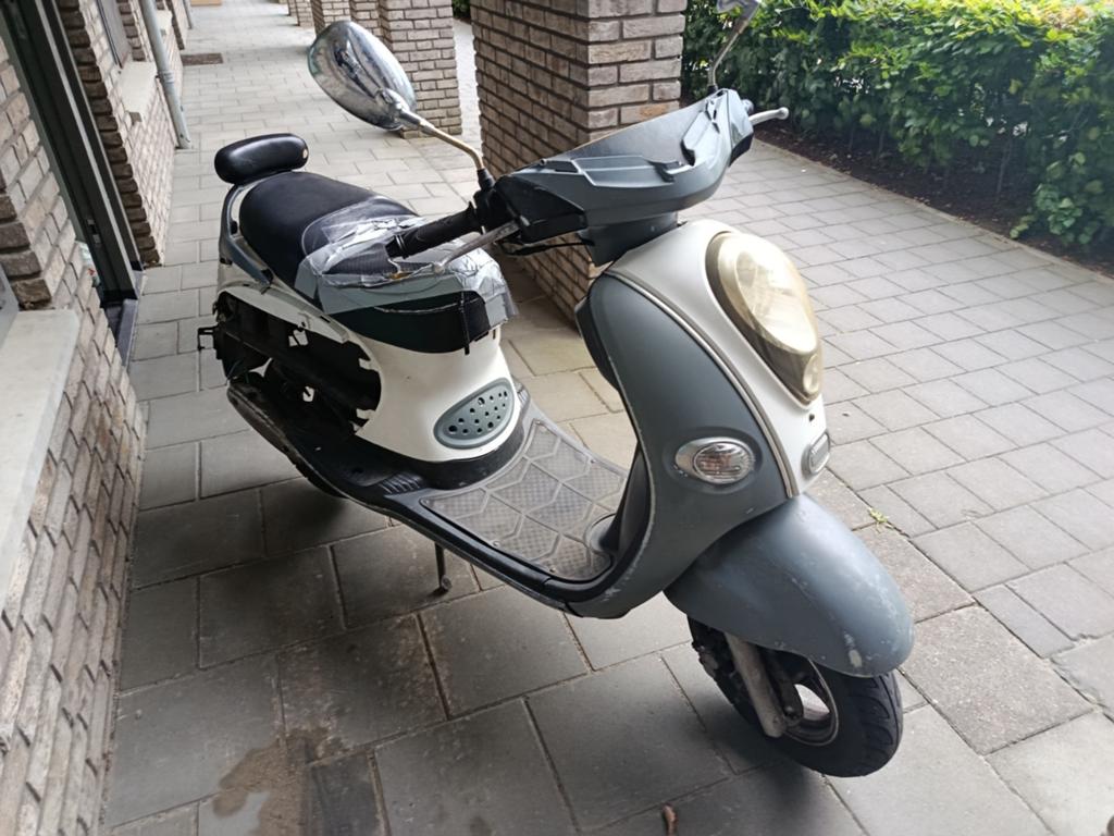 Gebruikte Scooter - Opknapper of voor onderdelen, Fietsen en Brommers, Ophalen, Gebruikt, Benzine, Overige merken