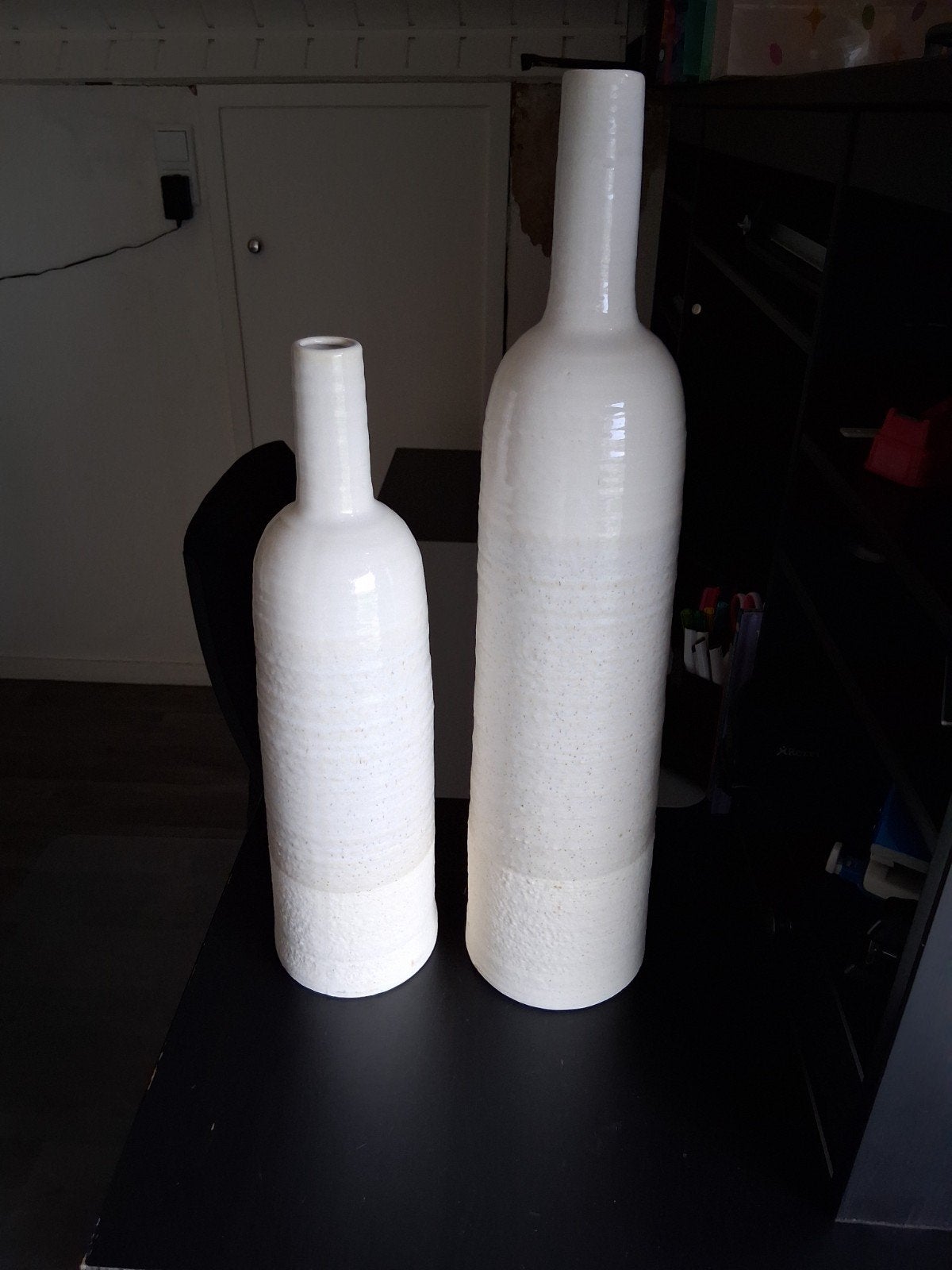 2 grote stenen witte vazen, Huis en Inrichting, Woonaccessoires | Vazen, Ophalen, Zo goed als nieuw, Wit, Minder dan 50 cm