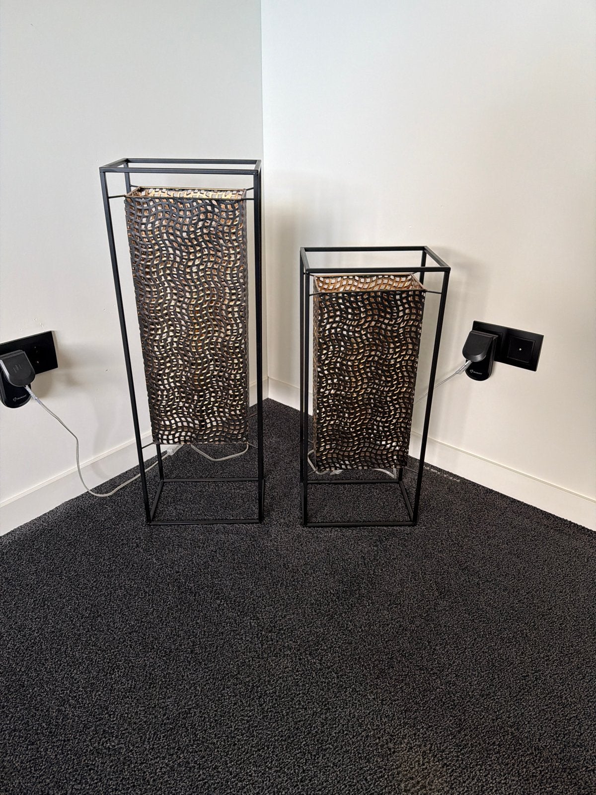 Set van 2 moderne vloerlampen - Zwart metaal met patroon, Huis en Inrichting, Gebruikt, 100 tot 150 cm, Metaal, E27 (groot)