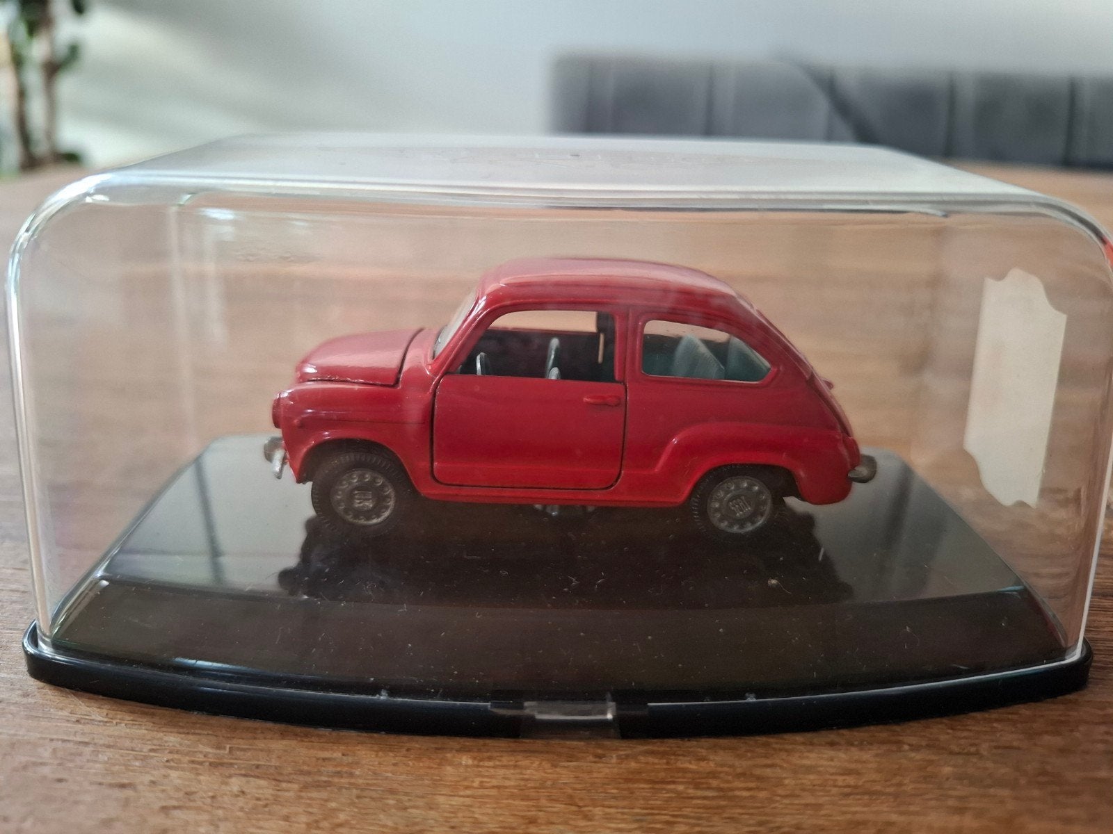 Fiat 500 modelauto 1/43 - Rood - Zo goed als nieuw, Hobby en Vrije tijd, Modelauto's | 1:43, Ophalen of Verzenden, Zo goed als nieuw