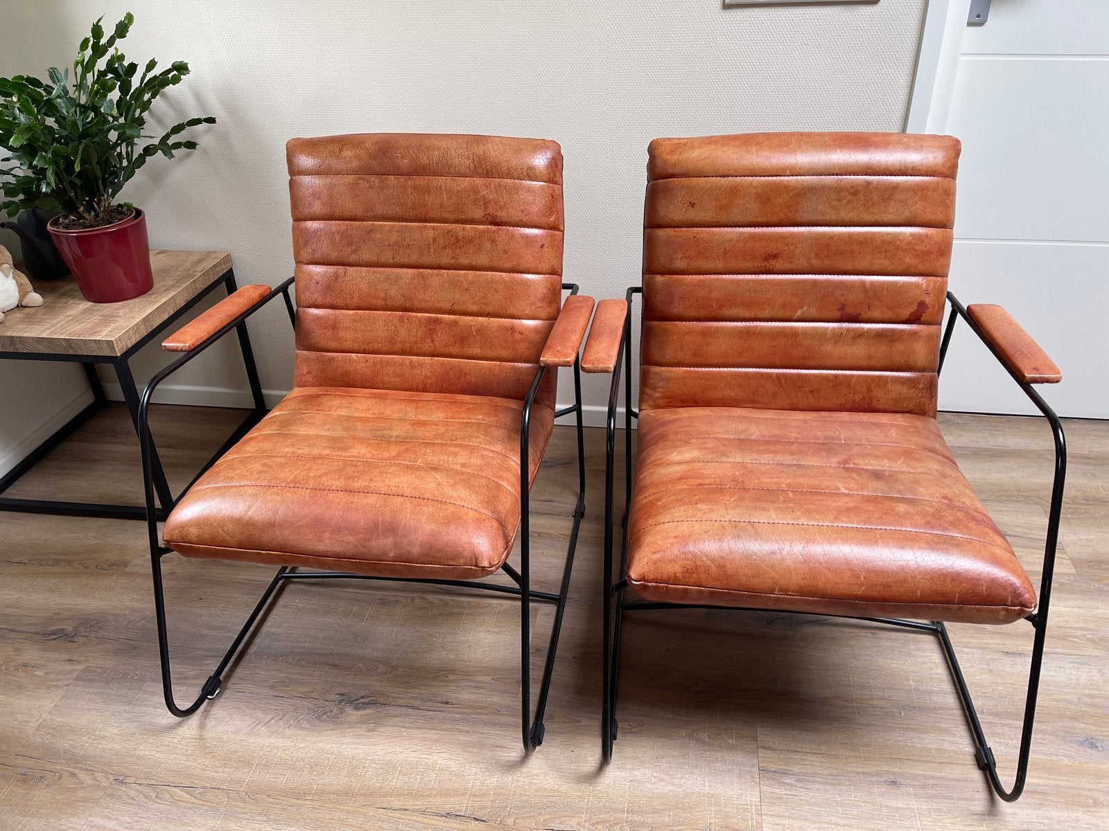 2x Fauteuils - met Buffelleer cognac kleur metaal Frame, Huis en Inrichting, Gebruikt, Ophalen of Verzenden, 50 tot 75 cm, Leer