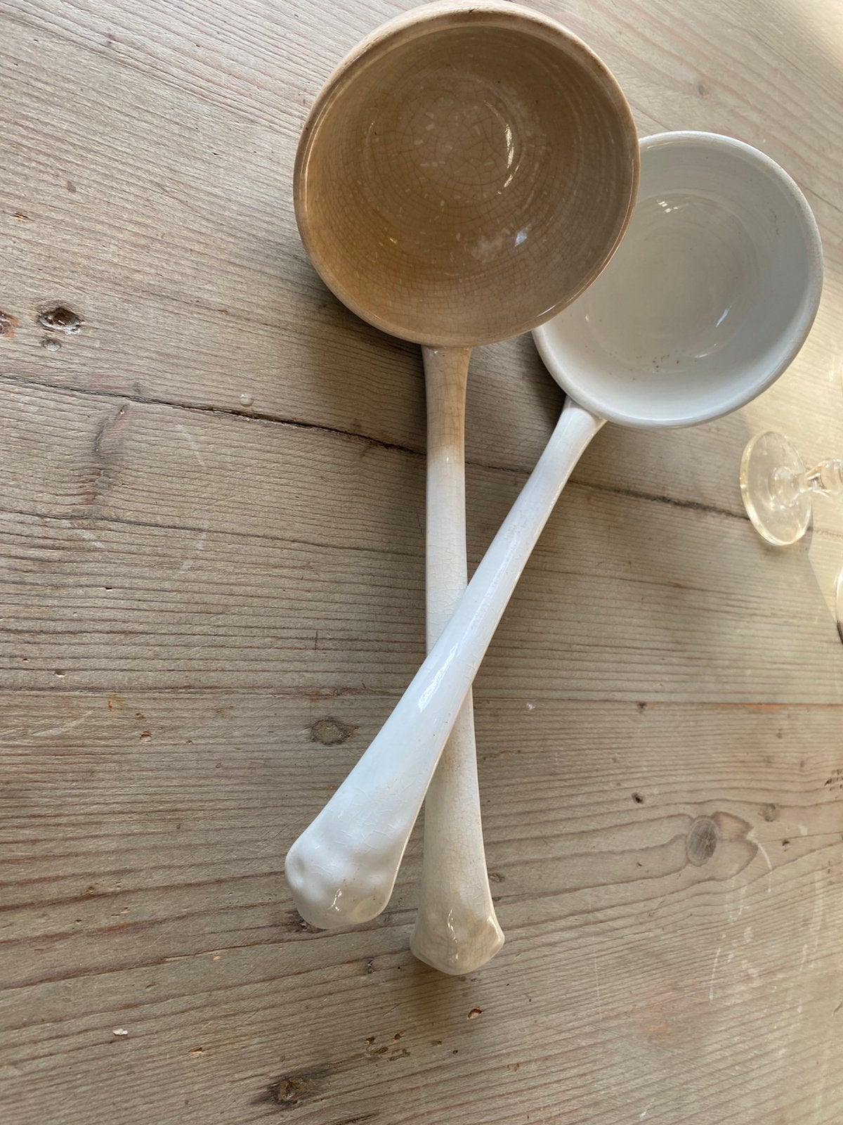Twee brocante keramieken soeplepels, Antiek en Kunst, Ophalen of Verzenden