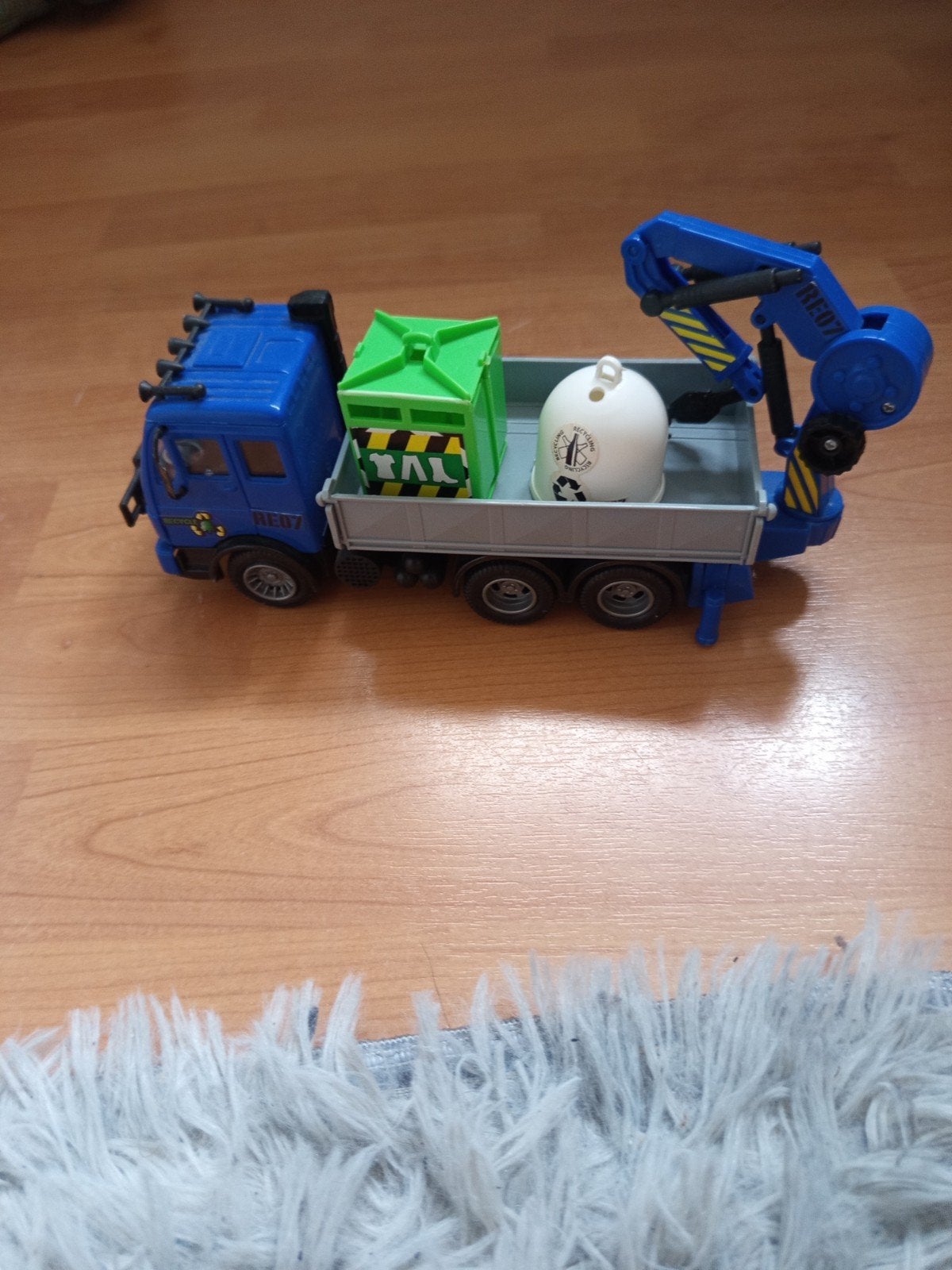 recycle vrachtwagen met kleding bak en glas bak, Ophalen, Zo goed als nieuw