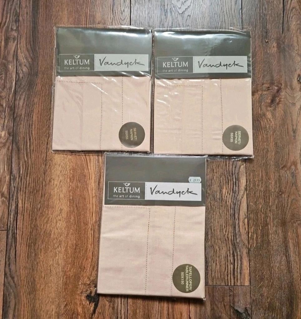 Vandijck Keltum tafelloper en 2 servetten camel, Ophalen of Verzenden, Nieuw, Rechthoek, Binnen