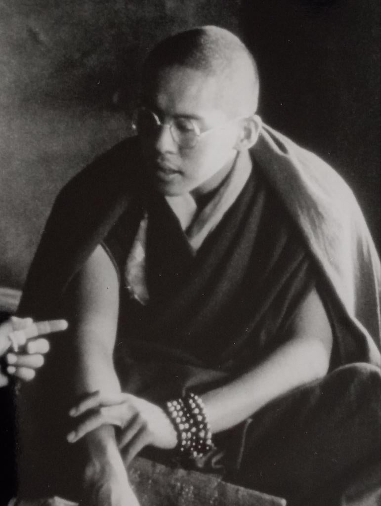 Zwart-wit foto van monniken, film 'Kundun', Verzamelen, Ophalen of Verzenden, Voor 1940, Gebruikt, Overige onderwerpen