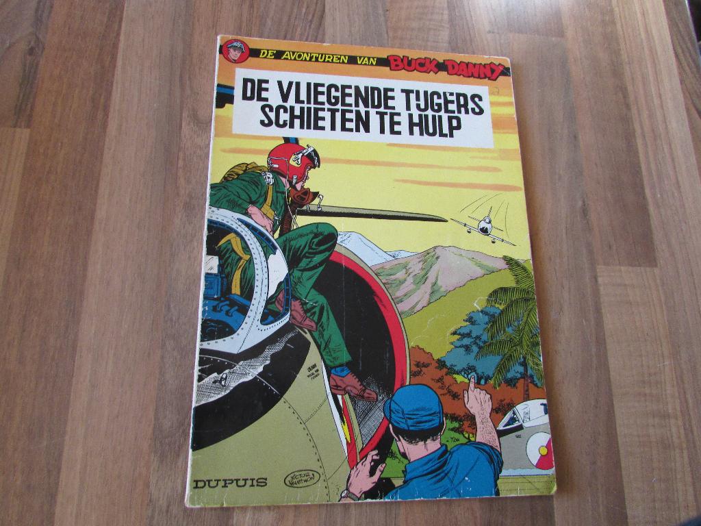 Buck Danny ; De Vliegende Tijgers Schieten te Hulp, Gelezen, Jean-Michel Charlier, Victor Hubinon, Eén stripboek, Ophalen of Verzenden
