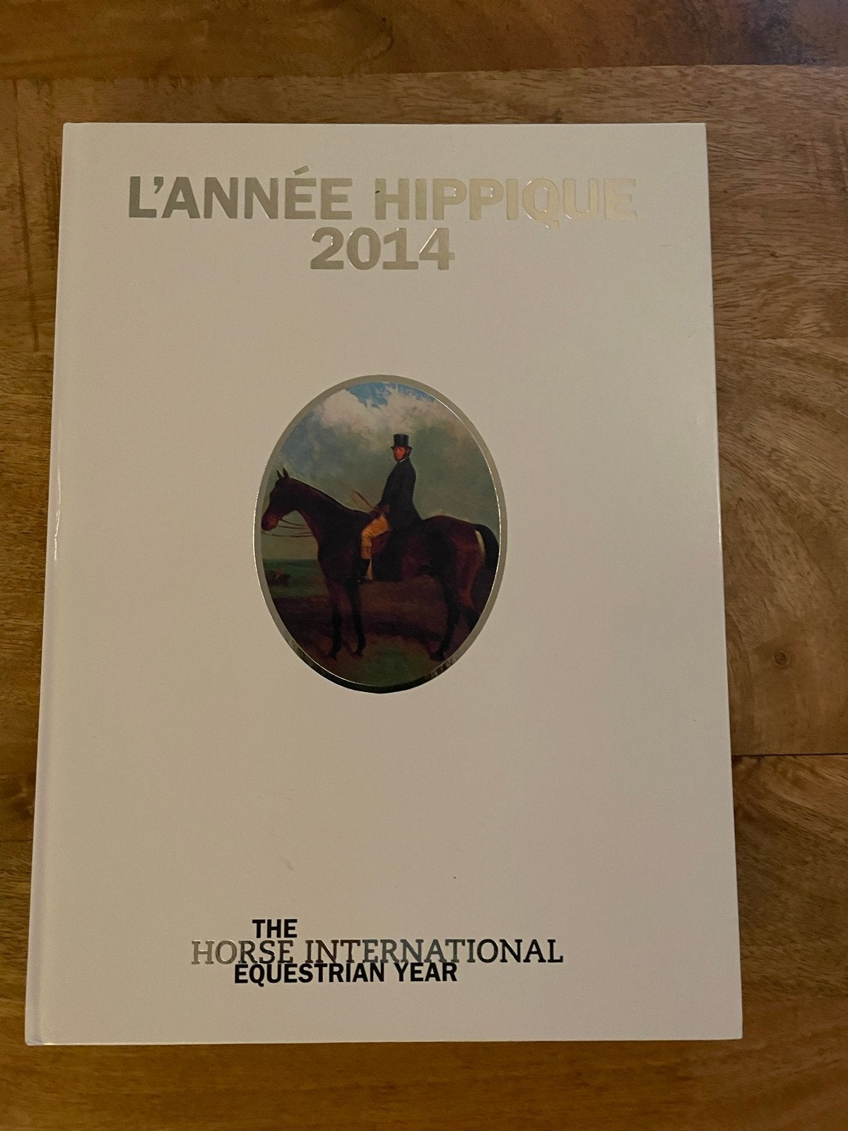 L'Année Hippique 2014 - The Horse International Equestrian Y, Boeken, Ophalen, Zo goed als nieuw, Overige sporten