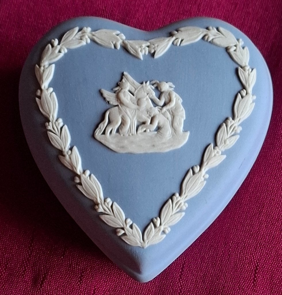 Wedgwood vintage Jaspis juwelen doosje in hartvorm., Antiek en Kunst, Antiek | Keramiek en Aardewerk, Ophalen of Verzenden