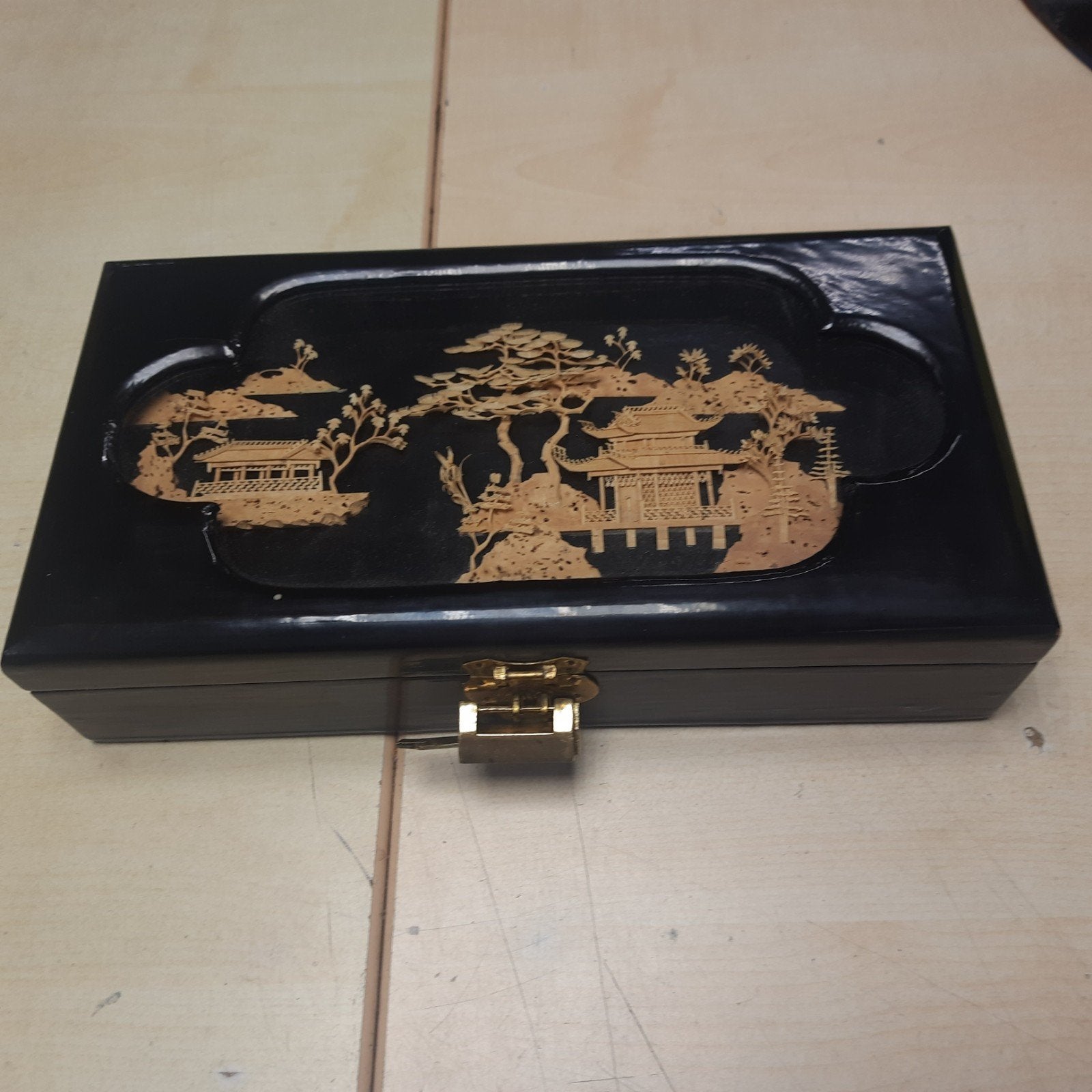 Vintage Chinese sieradendoosje met 3D kurksnijwerk en slot, Antiek en Kunst, Curiosa en Brocante, Ophalen of Verzenden