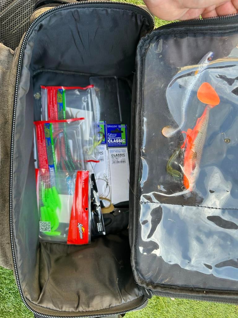 Hengelset met Savage Gear tas en kunstaas, Ophalen, Zo goed als nieuw, Complete hengel