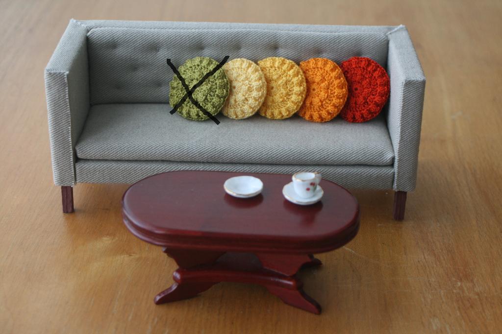 1:12 miniatuur kussentje voor poppenhuis geel oranje, Ophalen of Verzenden, Nieuw, Textiel