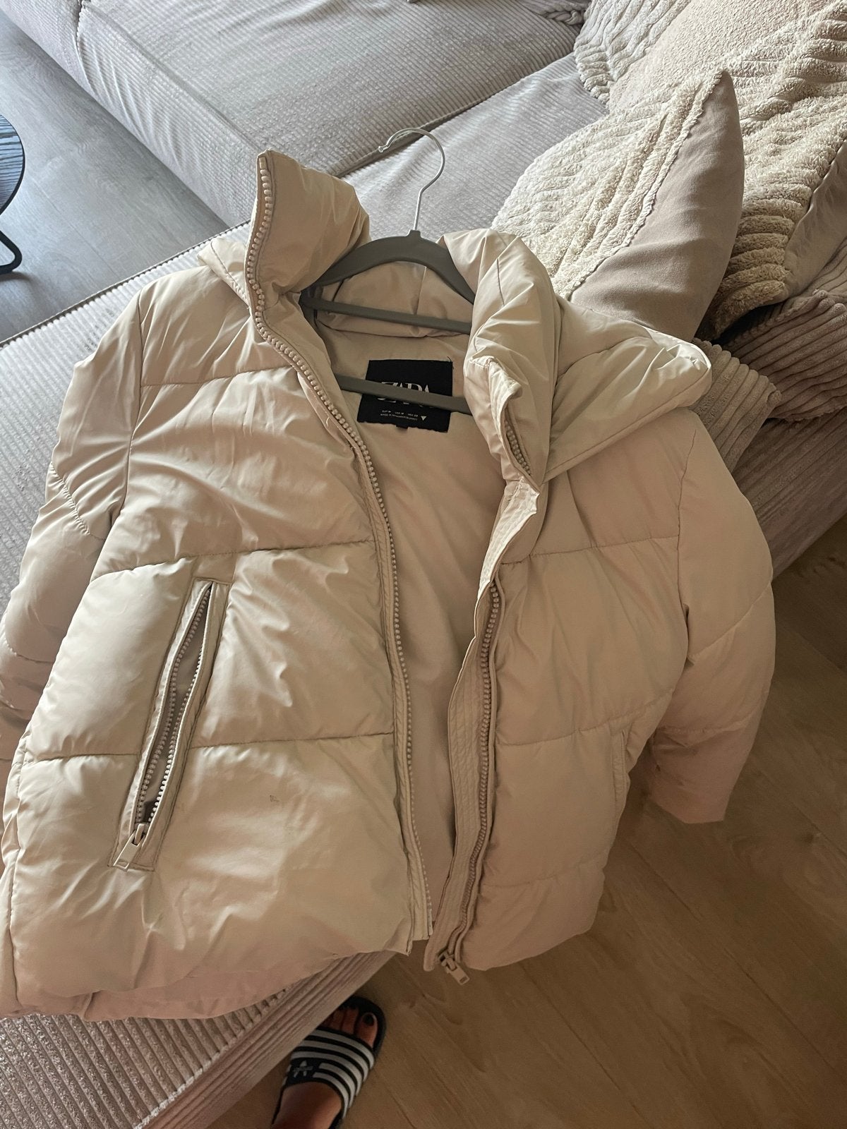 Zara Puffer Jas - Beige maat m, Ophalen, Zo goed als nieuw, Maat 38/40 (M), Beige