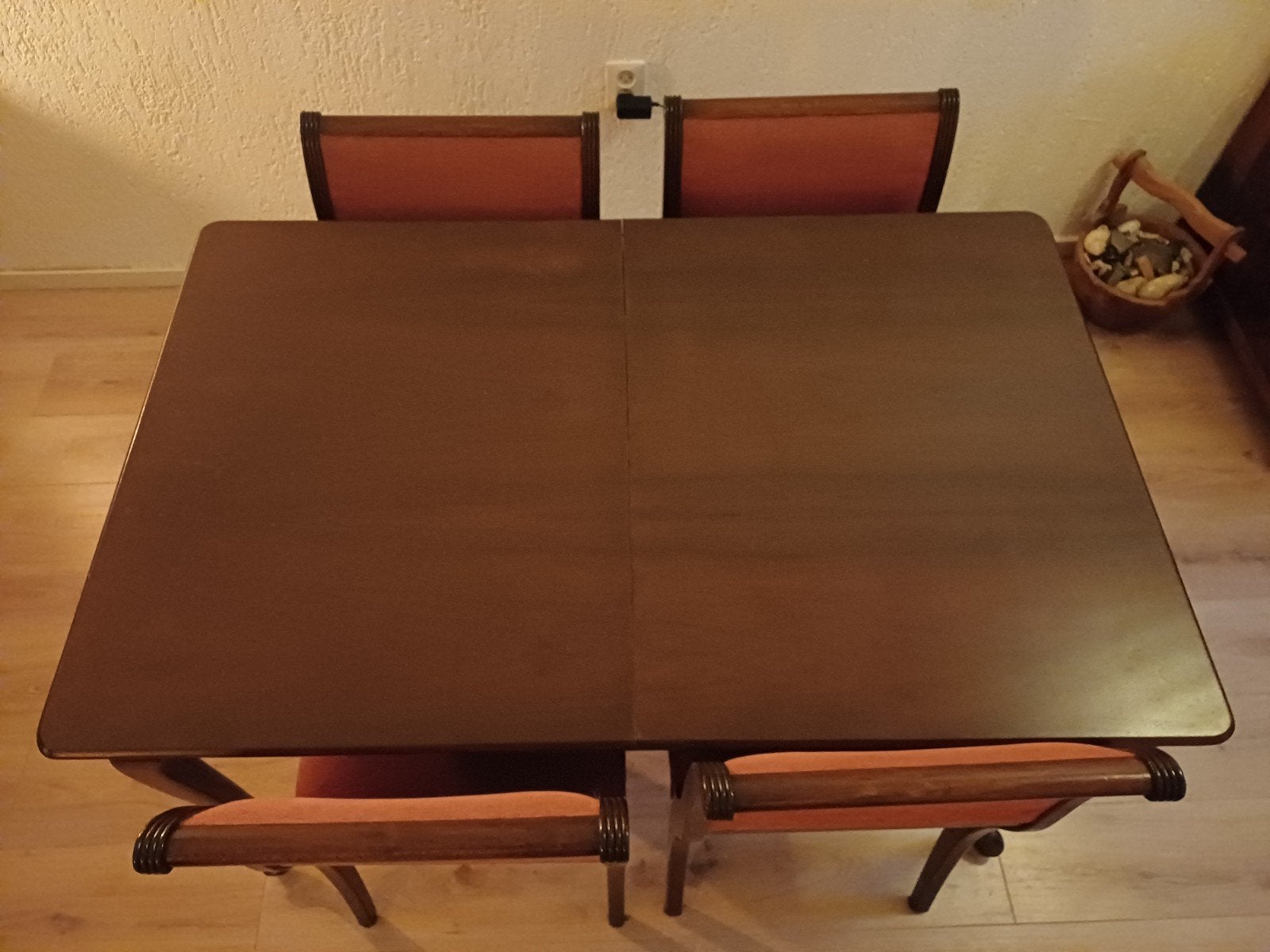 Foto 2 van Uitschuifbare eettafel met 4 stoelen