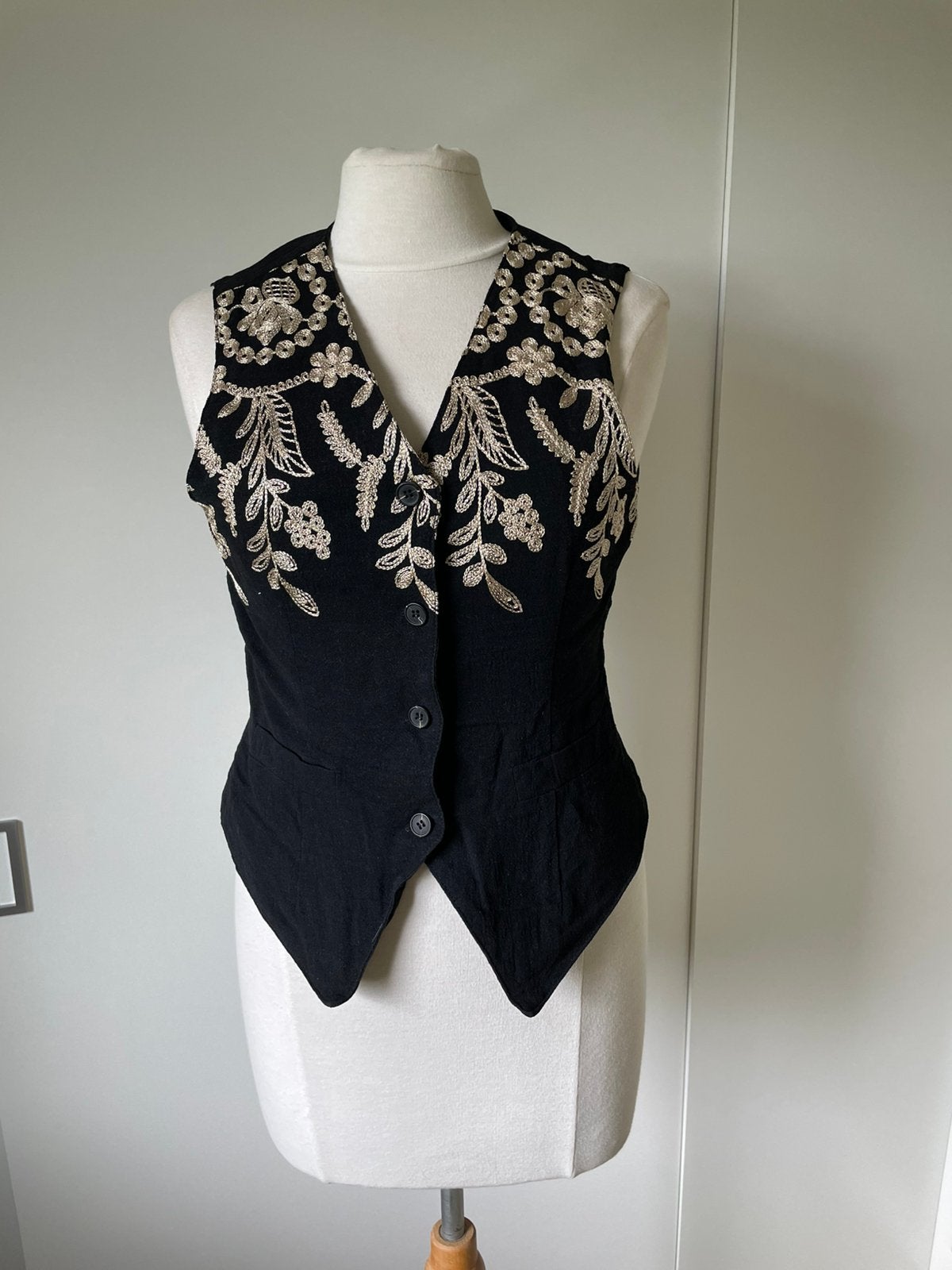 Apart giletje geborduurde gouden bloemen S/M, Ophalen, Zo goed als nieuw, Maat 38/40 (M), Overige kleuren