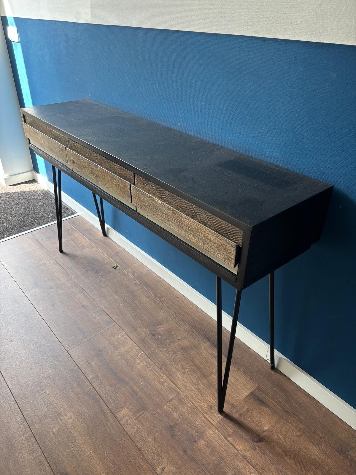 Stijlvolle side table met lades en metalen poten, Gebruikt, 100 tot 150 cm, Minder dan 25 cm, Modern industrieel