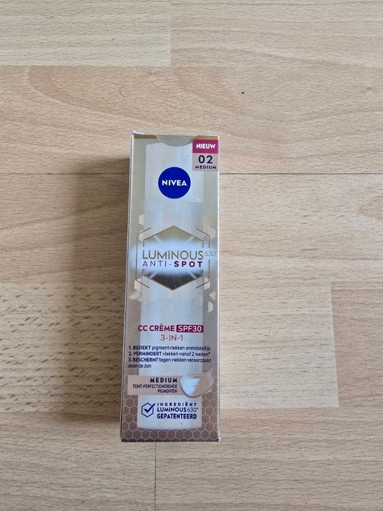 Medium 3 in 1 CC Creme van Nivea 40ml (NIEUW), Ophalen of Verzenden, Nieuw, Gehele gezicht, Camouflage