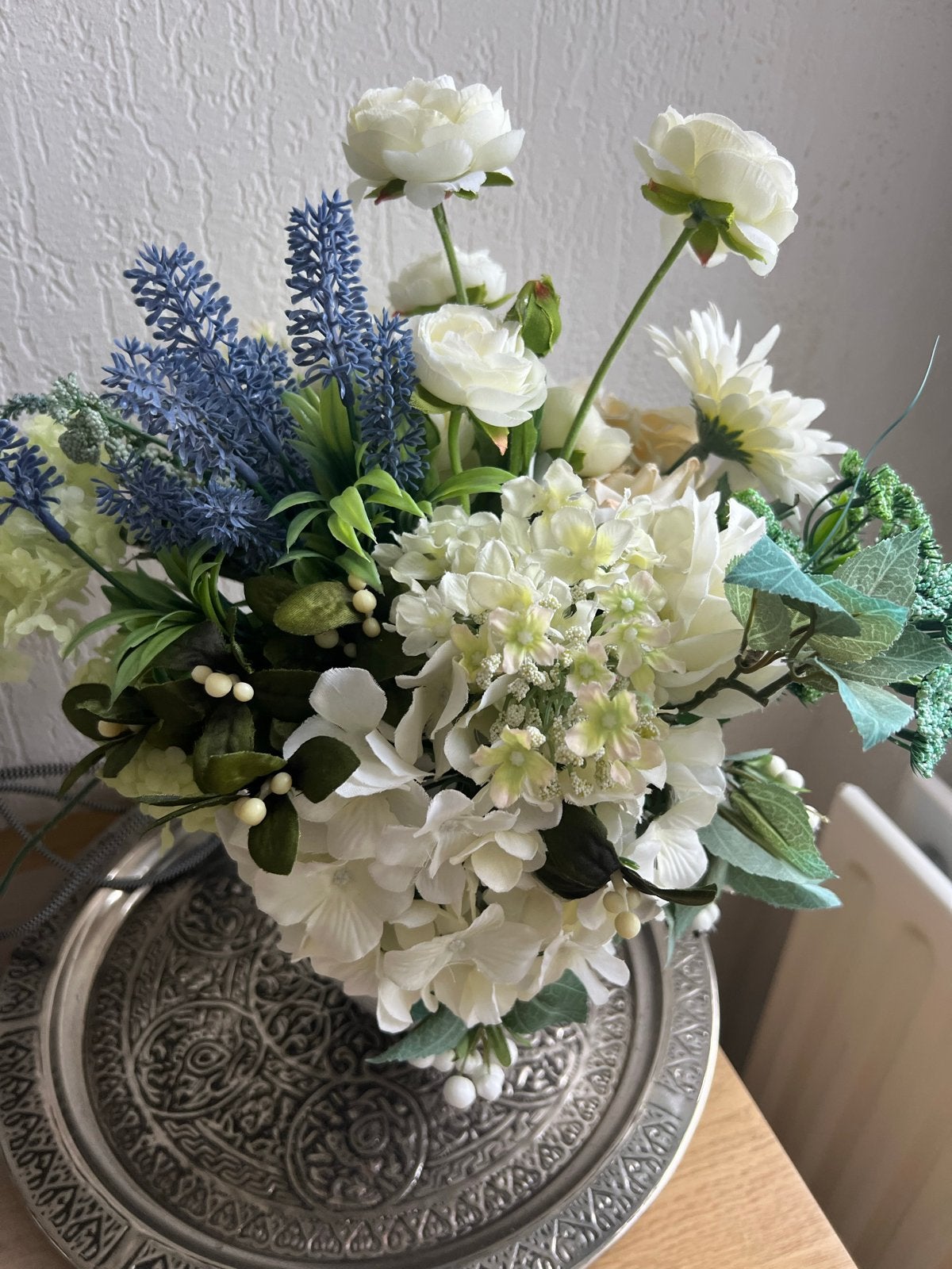 Mooi bloemstuk compleet met vaas uit rookvrij huis, Kunststof, Wit, Inclusief decoratie, Ophalen of Verzenden