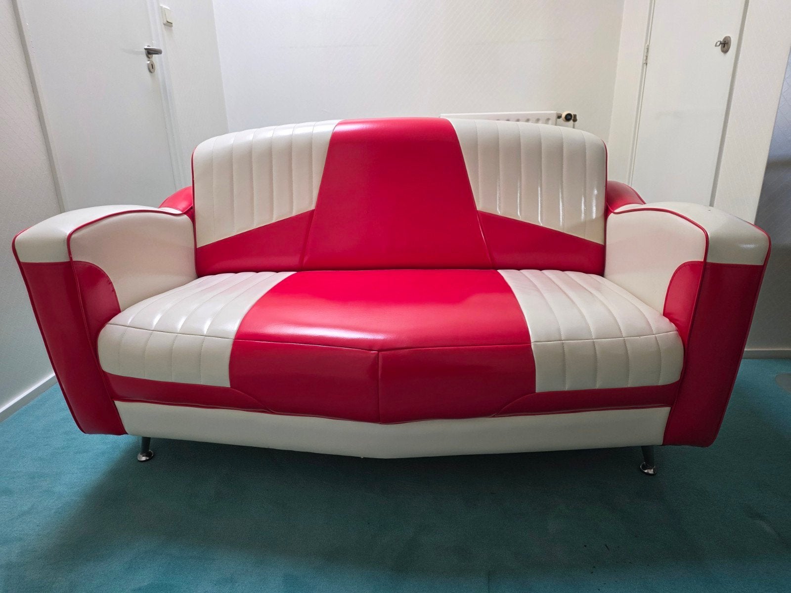 Retro bank rood/wit - lichte beschadiging, Ophalen, Kunststof, Gebruikt, 150 tot 200 cm