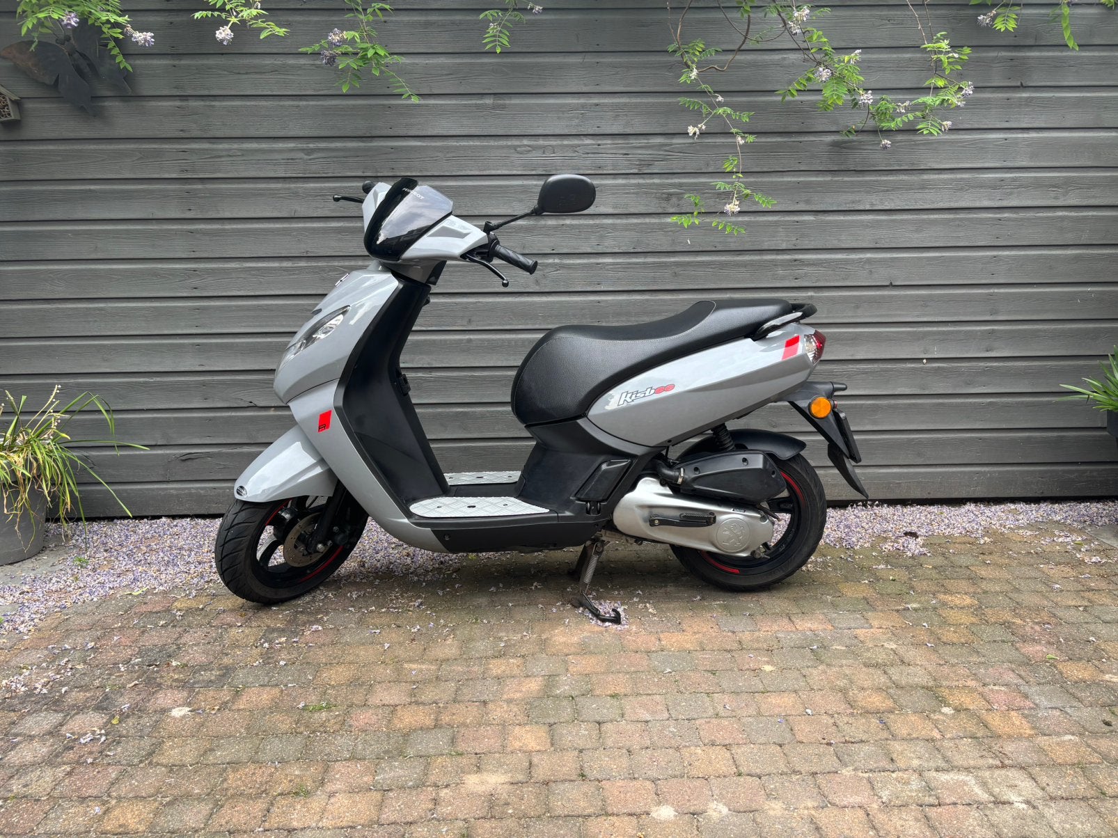 Peugeot kisbee nardo gray, Fietsen en Brommers, Scooters | Peugeot, Ophalen, Overige modellen, Maximaal 45 km/u, Zo goed als nieuw
