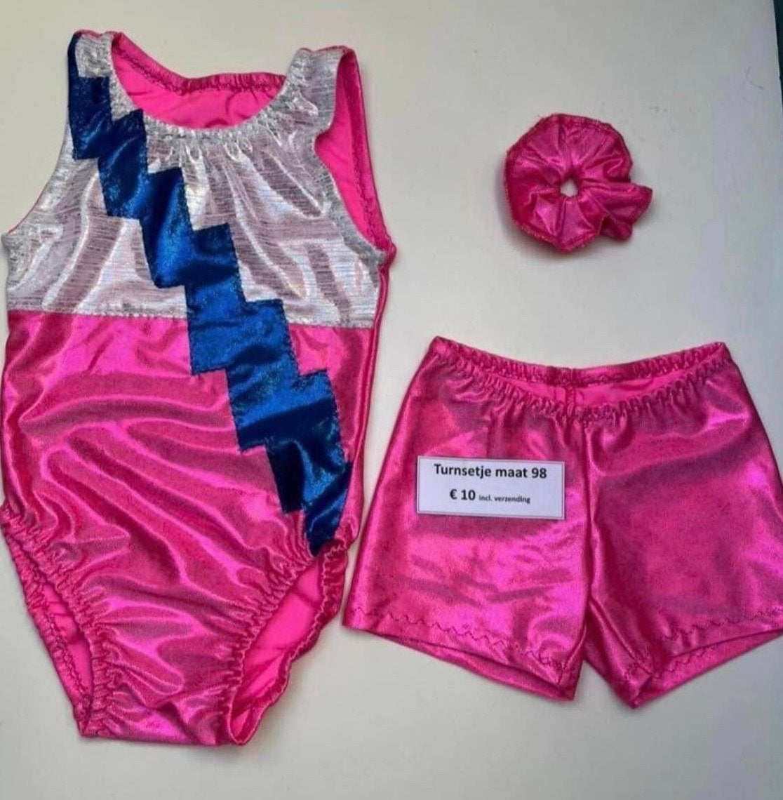 Turnpakje en broekje roze met bliksem maat 98, Sport en Fitness, Turnen, Nieuw, Ophalen of Verzenden, Roze, Kleiner dan kindermaat 122