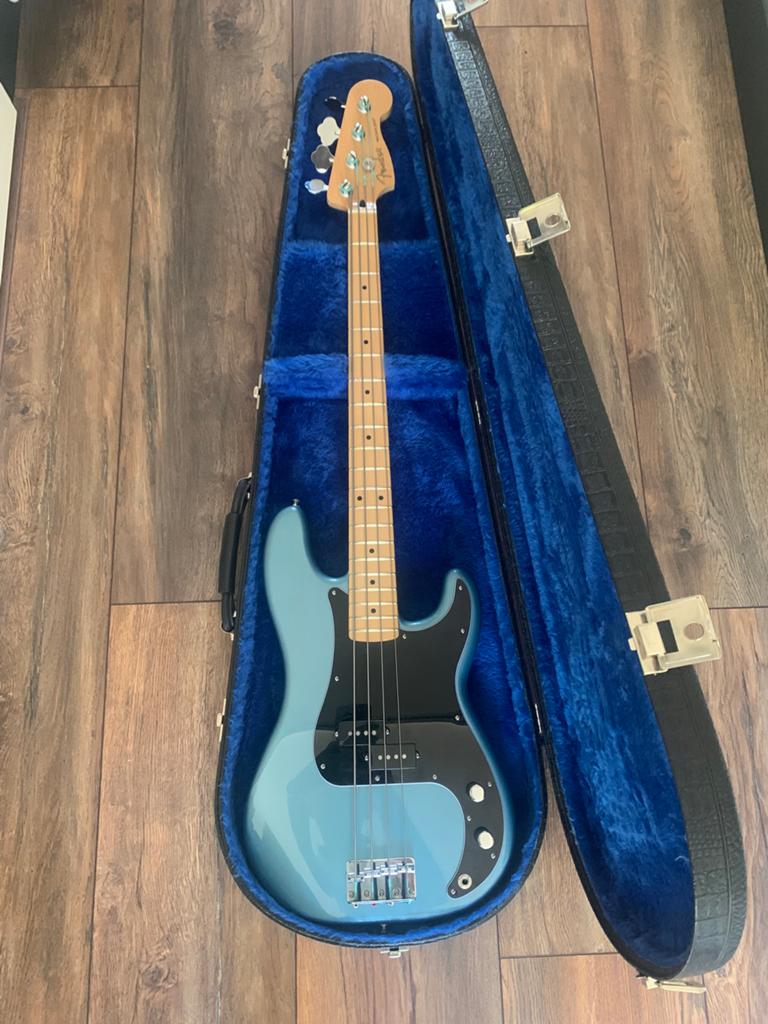 Fender Precision bass player in mooie koffer en flats. Top!, Muziek en Instrumenten, Snaarinstrumenten | Gitaren | Bas, Ophalen of Verzenden