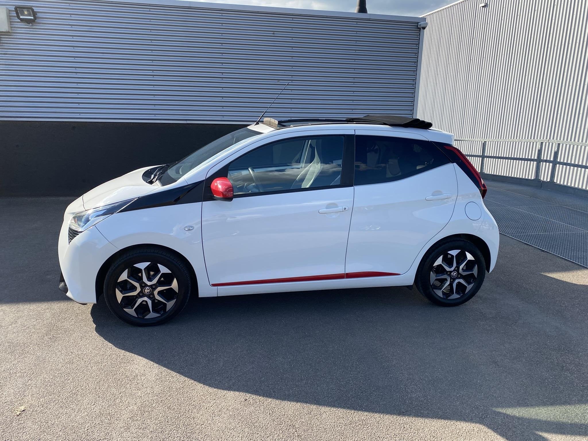 Toyota Aygo 1.0 VVT-i x-joy cabrio Sportieve auto met rode a, Voorwielaandrijving, Gebruikt, Euro 6, 4 stoelen