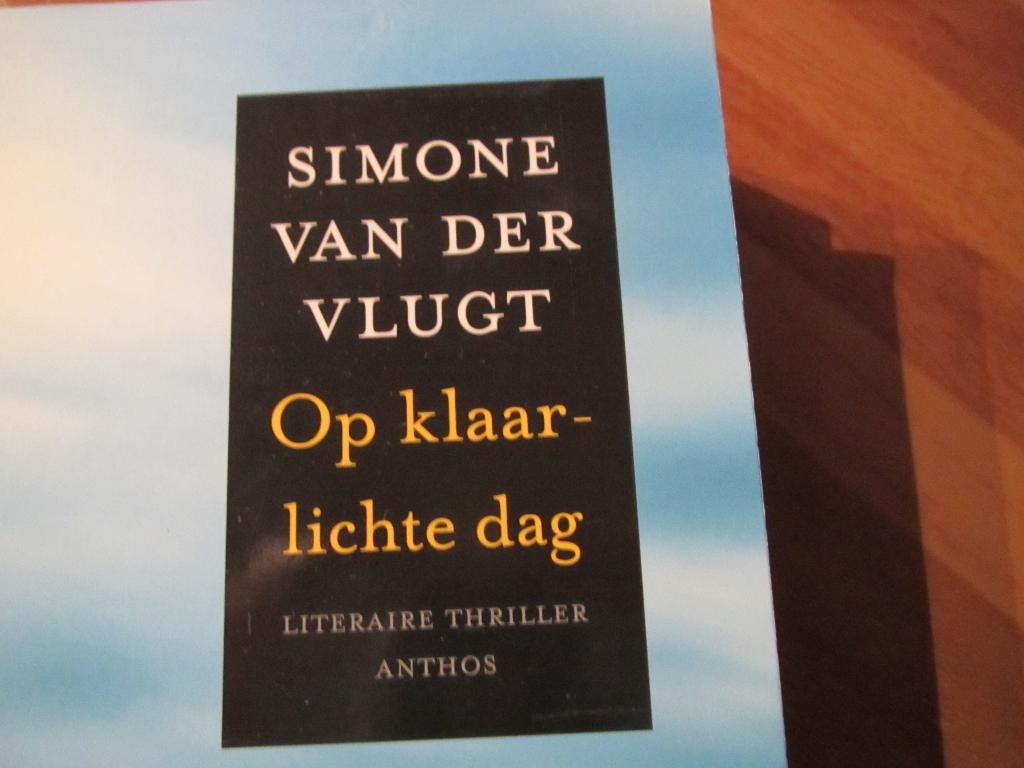 Op klaarlichte dag.. Simone v/d Vlugt., Boeken, Ophalen, Zo goed als nieuw