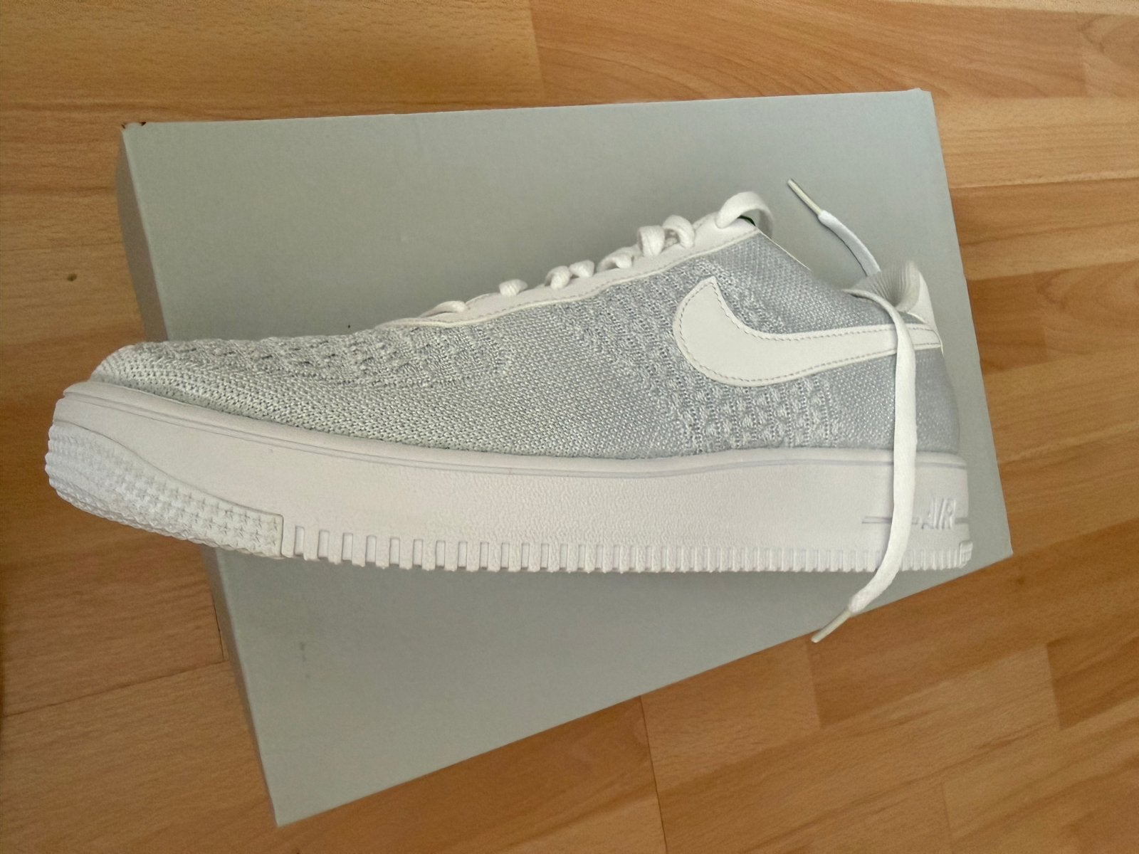 Nike Air Force 1 Flyknit 2.0 - Nieuw in doos, Verzenden, Nieuw, Grijs, Sneakers of Gympen
